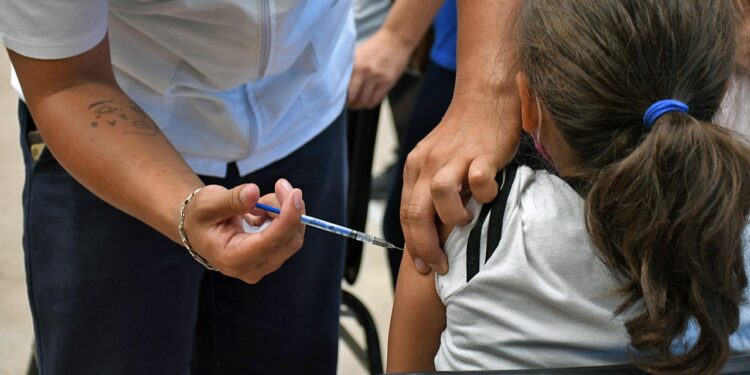 Foto: internet // El personal de salud aplicará las vacunas a las personas que requieran de los biológicos, principalmente menores de edad.
