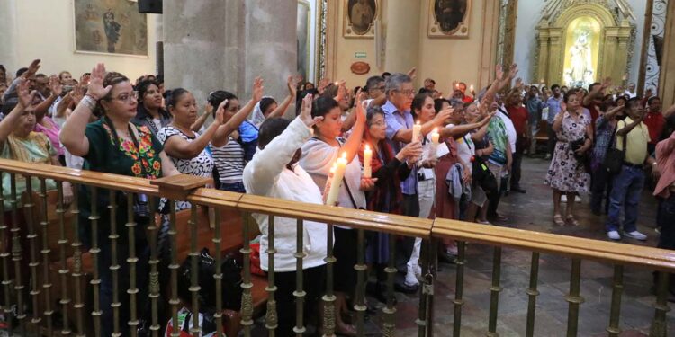 Foto: Adrián Gaytán // Dolor en la feligresía oaxaqueña por la muerte del Papa Francisco, la mañana de ayer lunes.