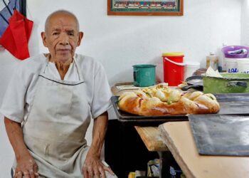 Fotos: Jorge Luis Plata // Don Betito no solo vendió todas sus roscas de reyes, incluso comentó que hasta le faltaron.
