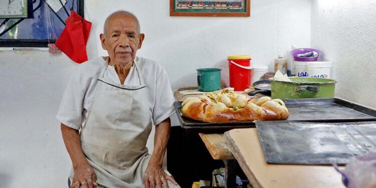 Fotos: Jorge Luis Plata // Don Betito no solo vendió todas sus roscas de reyes, incluso comentó que hasta le faltaron.