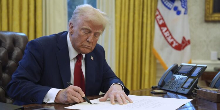 ¿A qué hora presentará Trump su plan arancelario?