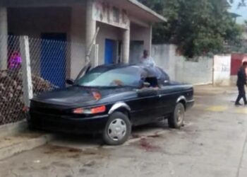 El cuerpo de Celestino fue encontrado recostado en el asiento del conductor de un Nissan Tsuru de color negro.