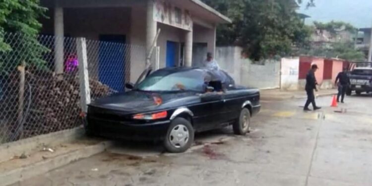 El cuerpo de Celestino fue encontrado recostado en el asiento del conductor de un Nissan Tsuru de color negro.