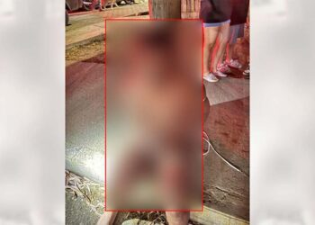 El hombre fue despojado de su ropa y amarrado a un poste.