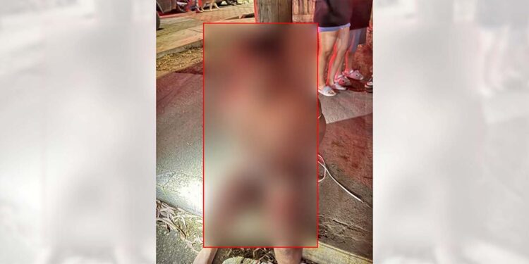 El hombre fue despojado de su ropa y amarrado a un poste.