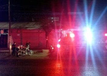 Derrapa en su motocicleta y resulta con diferentes lesiones