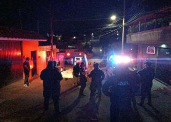 El hombre fue atendido por un paramédico y trasladado al Hospital Civil.