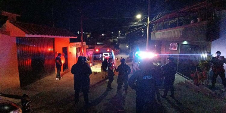 El hombre fue atendido por un paramédico y trasladado al Hospital Civil.