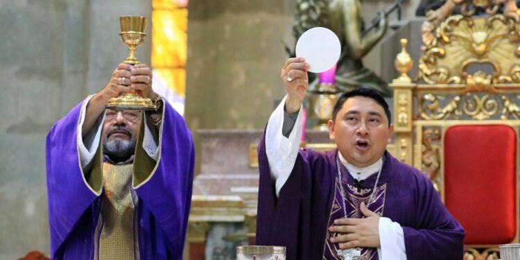 Foto: Adrián Gaytán // El Obispo Auxiliar, Luis Alfonso Tut Tún, en su homilía dominical.