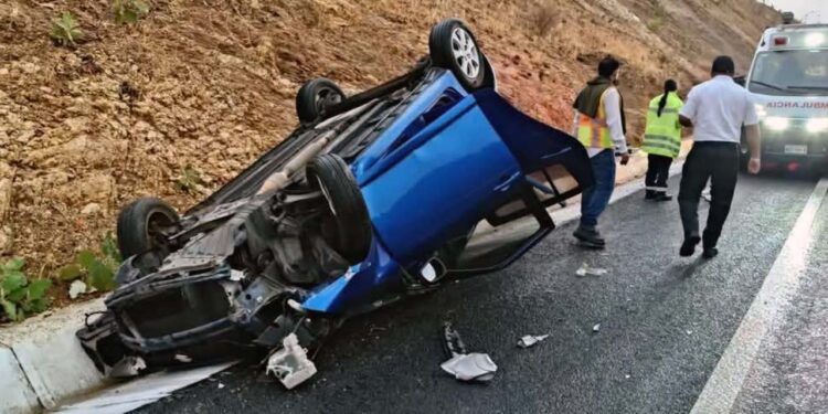 El vehículo sufrió una salida de camino y volcadura.
