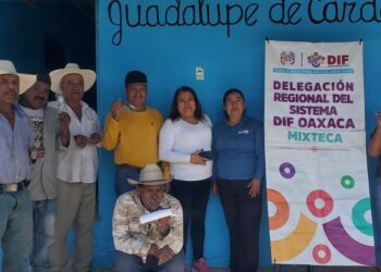 Foto: IGAVEC // Entrega de lentes para vista cansada en Santiago Huajolotitlán.