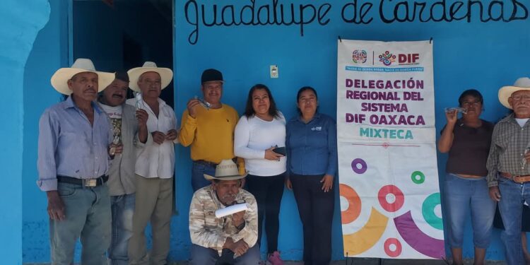 Foto: IGAVEC // Entrega de lentes para vista cansada en Santiago Huajolotitlán.
