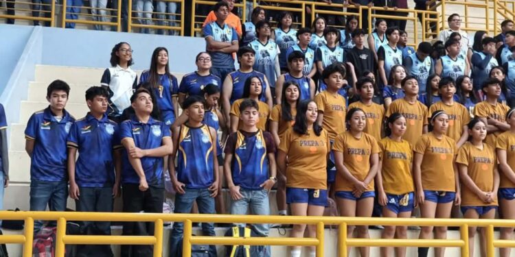 Fotos: IGAVEC // Equipos de la Preparatoria Número 3 que participaron en la contienda deportiva.