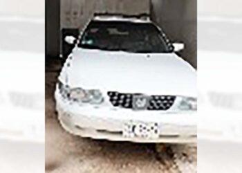 Es un vehículo marca Nissan tipo Tsuru, color blanco, con placas de circulación TLV-96-47 del Estado de Oaxaca.