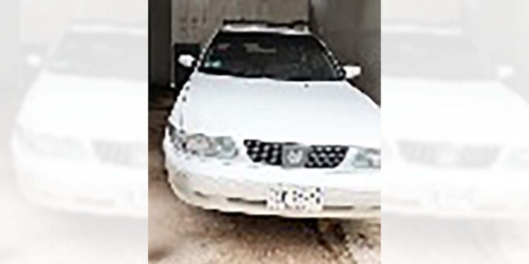 Es un vehículo marca Nissan tipo Tsuru, color blanco, con placas de circulación TLV-96-47 del Estado de Oaxaca.