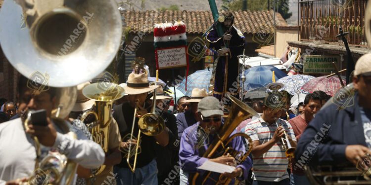 Realizan Viacrucis en Teotitlán del Valle