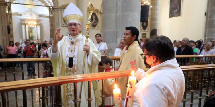 Foto: Adrián Gaytán // El arzobispo, Pedro Vásquez Villalobos, durante la Misa de Resurrección.