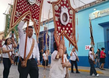 Fotos: Lisbeth Mejía Reyes // El contingente partió de la avenida de La Independencia, a la altura de la Basílica de La Soledad al ritmo de la chirimía y de la música sacra.