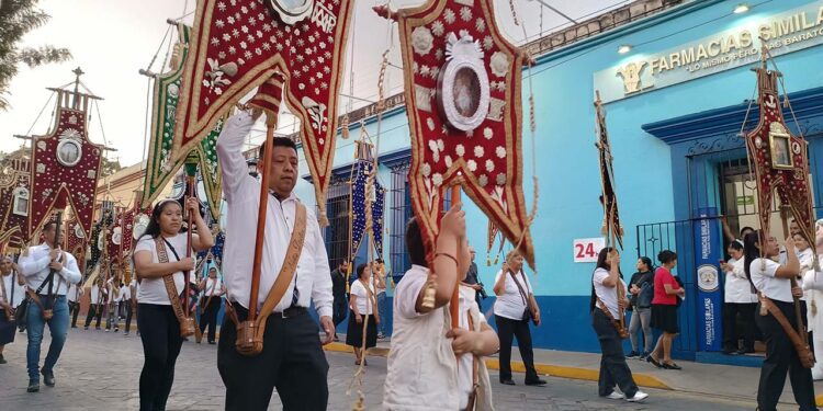 Fotos: Lisbeth Mejía Reyes // El contingente partió de la avenida de La Independencia, a la altura de la Basílica de La Soledad al ritmo de la chirimía y de la música sacra.