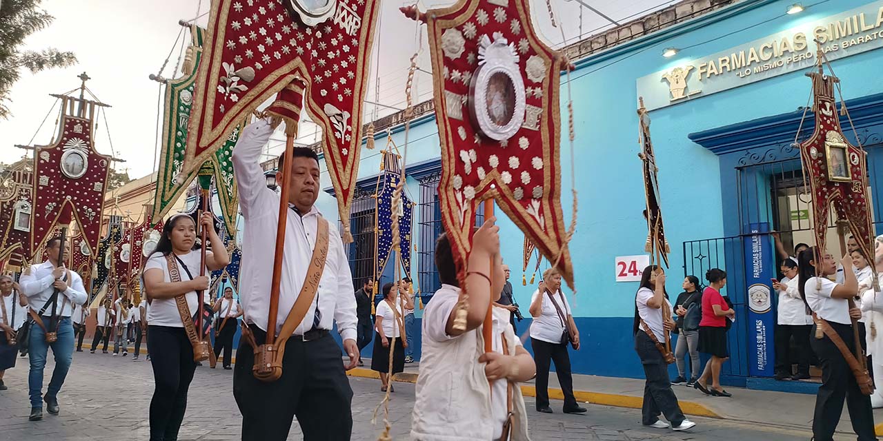 Fotos: Lisbeth Mejía Reyes // El contingente partió de la avenida de La Independencia, a la altura de la Basílica de La Soledad al ritmo de la chirimía y de la música sacra.