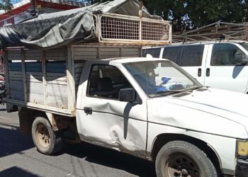 El motociclista chocó contra la puerta del copiloto de la camioneta quedando tendido con lesiones de consideración.