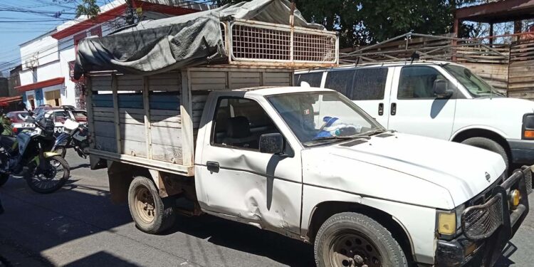 El motociclista chocó contra la puerta del copiloto de la camioneta quedando tendido con lesiones de consideración.