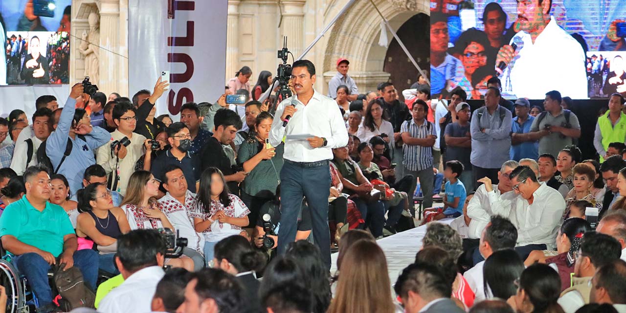 Foto: Adrián Gaytán // El presidente municipal de Oaxaca de Juárez presentó su informe desde la Plaza de la Danza.