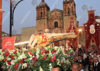 En medio del silencio una solemne procesión