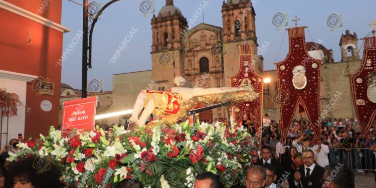 En medio del silencio una solemne procesión