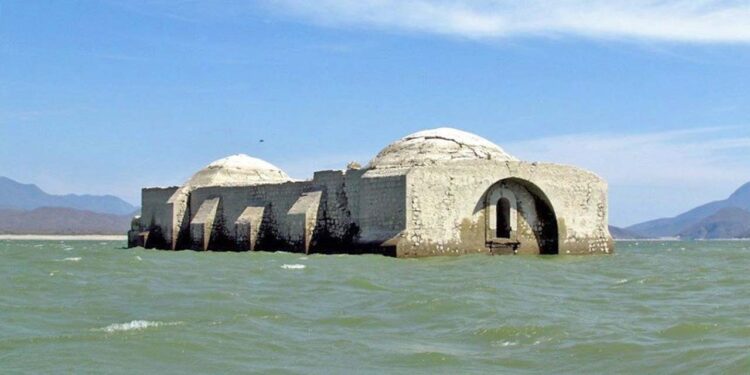 El templo fue construido en el siglo XVI por los frailes dominicos y fue hundido en 1962, sin embargo, muchos enigmas lo rodean.