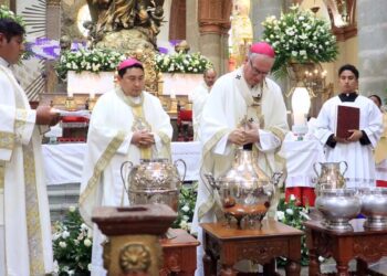 Fotos: Adrián Gaytán // Este martes, el Arzobispo Pedro Vázquez Villalobos ofició la misa crismal.