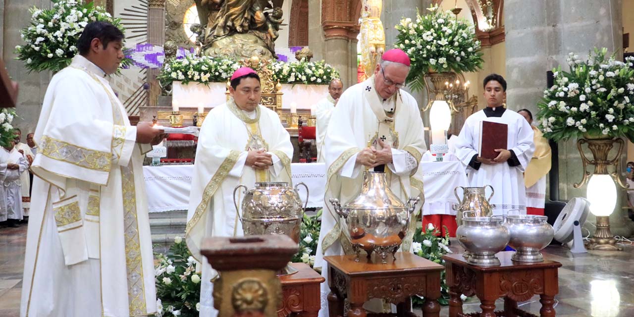 Fotos: Adrián Gaytán // Este martes, el Arzobispo Pedro Vázquez Villalobos ofició la misa crismal.