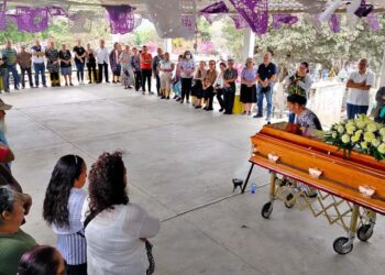 Familiares, amigos y vecinos se despidieron del joven con profundo dolor.