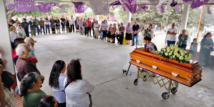 Familiares, amigos y vecinos se despidieron del joven con profundo dolor.