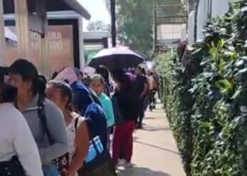 Cientos de mujeres indígenas arribaron desde la madrugada junto con sus hijos y familiares desde poblaciones alejadas.