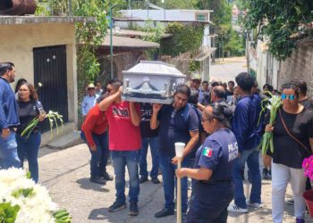 “Hijo, yo no quería un héroe”: lamento por policía muerto en tragedia de la Mixteca