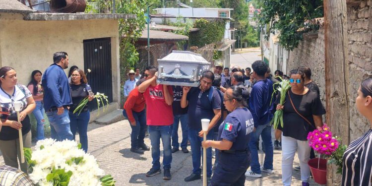 “Hijo, yo no quería un héroe”: lamento por policía muerto en tragedia de la Mixteca