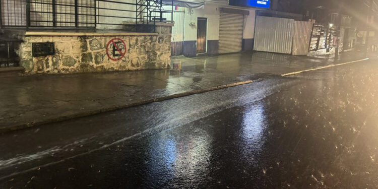 Primera lluvia de la temporada sorprende a Oaxaca y municipios conurbados