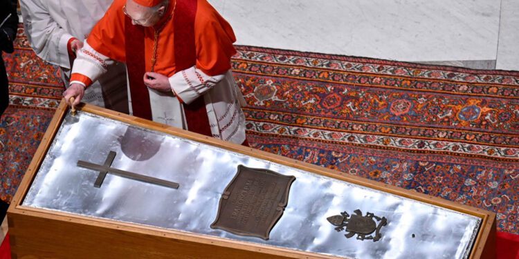 Cierran el féretro del Papa; ¿a qué hora inicia su funeral?