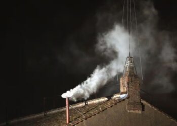 ¿Qué representa el humo negro o el humo blanco tras la muerte del papa?