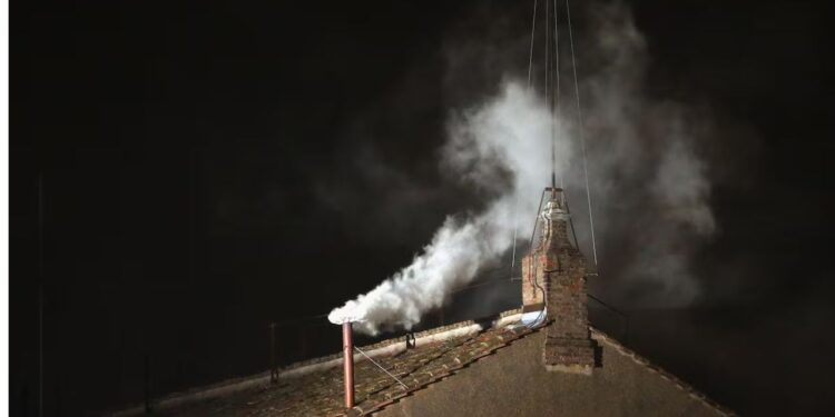 ¿Qué representa el humo negro o el humo blanco tras la muerte del papa?
