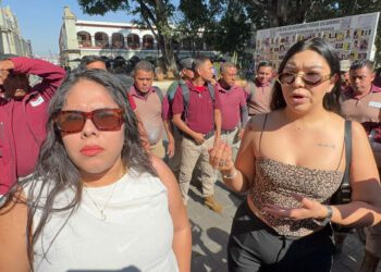 Foto: Álvaro Cuitláhuac López // Trabajadores del área de limpieza y seguridad privada de 32 hospitales IMSS Bienestar de Oaxaca, protestaron este miércoles en Palacio de Gobierno.