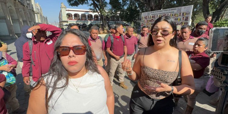 Foto: Álvaro Cuitláhuac López // Trabajadores del área de limpieza y seguridad privada de 32 hospitales IMSS Bienestar de Oaxaca, protestaron este miércoles en Palacio de Gobierno.