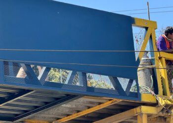 Con bloqueo rechazan instalación de placas metálicas a puente del DIF Estatal