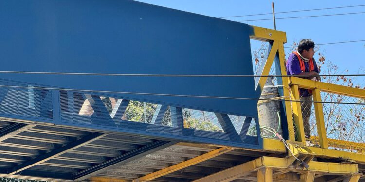 Con bloqueo rechazan instalación de placas metálicas a puente del DIF Estatal