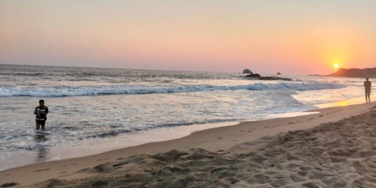 Se tomaron muestras de la calidad del agua en playas de Huatulco, Puerto Ángel y Puerto Escondido.