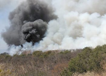El humo derivado del incendio en el basurero municipal llegó hasta las agencias de San Sebastián Las Sedas y San Isidro Ojo de Agua.