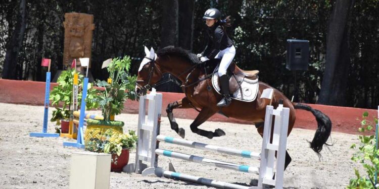 Ana Paula superó exitosamente las pruebas de training y clasificó en la categoría de verticales a 60 cm.