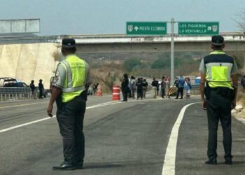 Las autoridades emplearon la fuerza para liberar la carretera, pese a que los manifestantes no impedían el paso más que a los autobuses de línea.