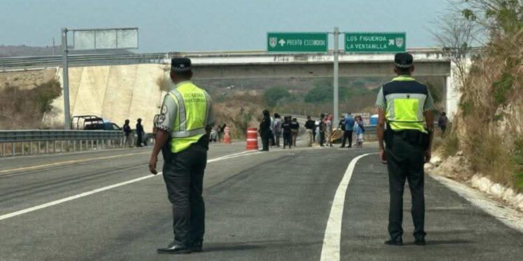 Las autoridades emplearon la fuerza para liberar la carretera, pese a que los manifestantes no impedían el paso más que a los autobuses de línea.